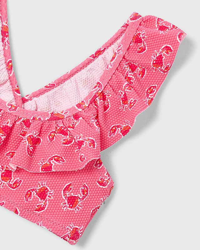 Dettaglio del top bikini bambina Mayoral con volant e stampa granchi