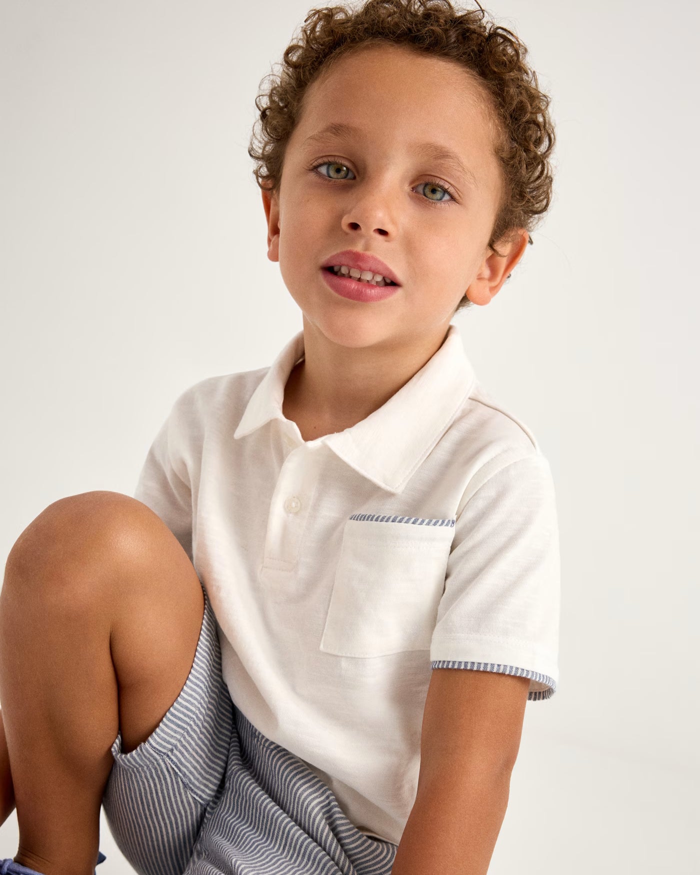 Completo con bermuda e polo bambino Mayoral bianco e azzurro righe Mayoral Bianco