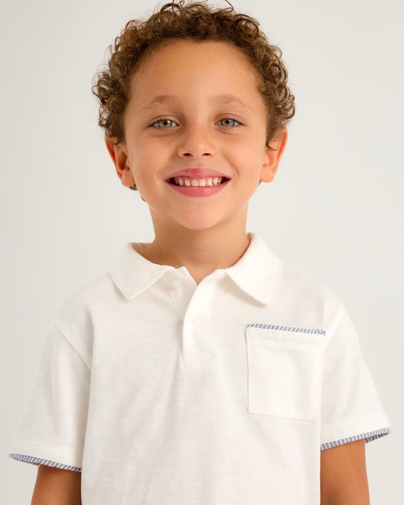 Completo con bermuda e polo bambino Mayoral bianco e azzurro righe Mayoral Bianco