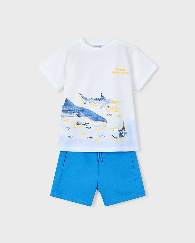 Completo estivo bambino Mayoral con maglietta con grafica squali e pantaloncini blu, abbigliamento bambino