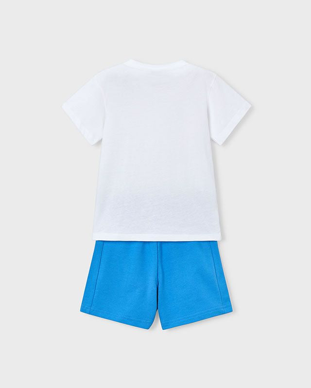 Maglietta bianca con grafica squali e logo 'Ocean Adventures', pantaloncini blu, abbigliamento estivo bambino