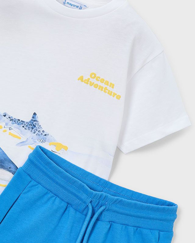 Etichetta Better Cotton, abbigliamento estivo bambino, maglietta e pantaloncini blu