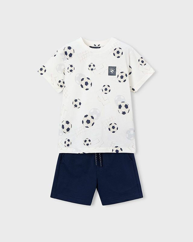 Completo estivo bambino Mayoral con palloni da calcio, maglietta bianca e pantaloncini blu
