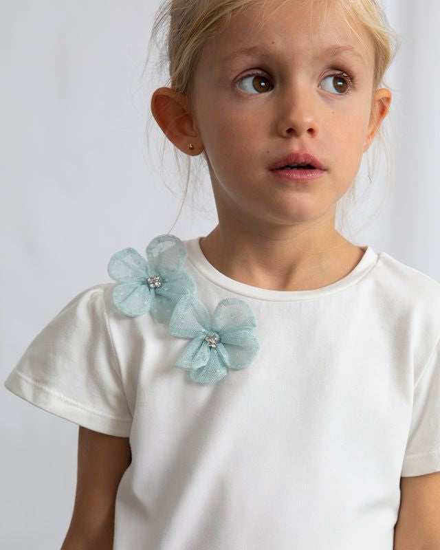 Dettaglio della gonna tulle bambina Mayoral in verde lago con fiocco e decorazioni