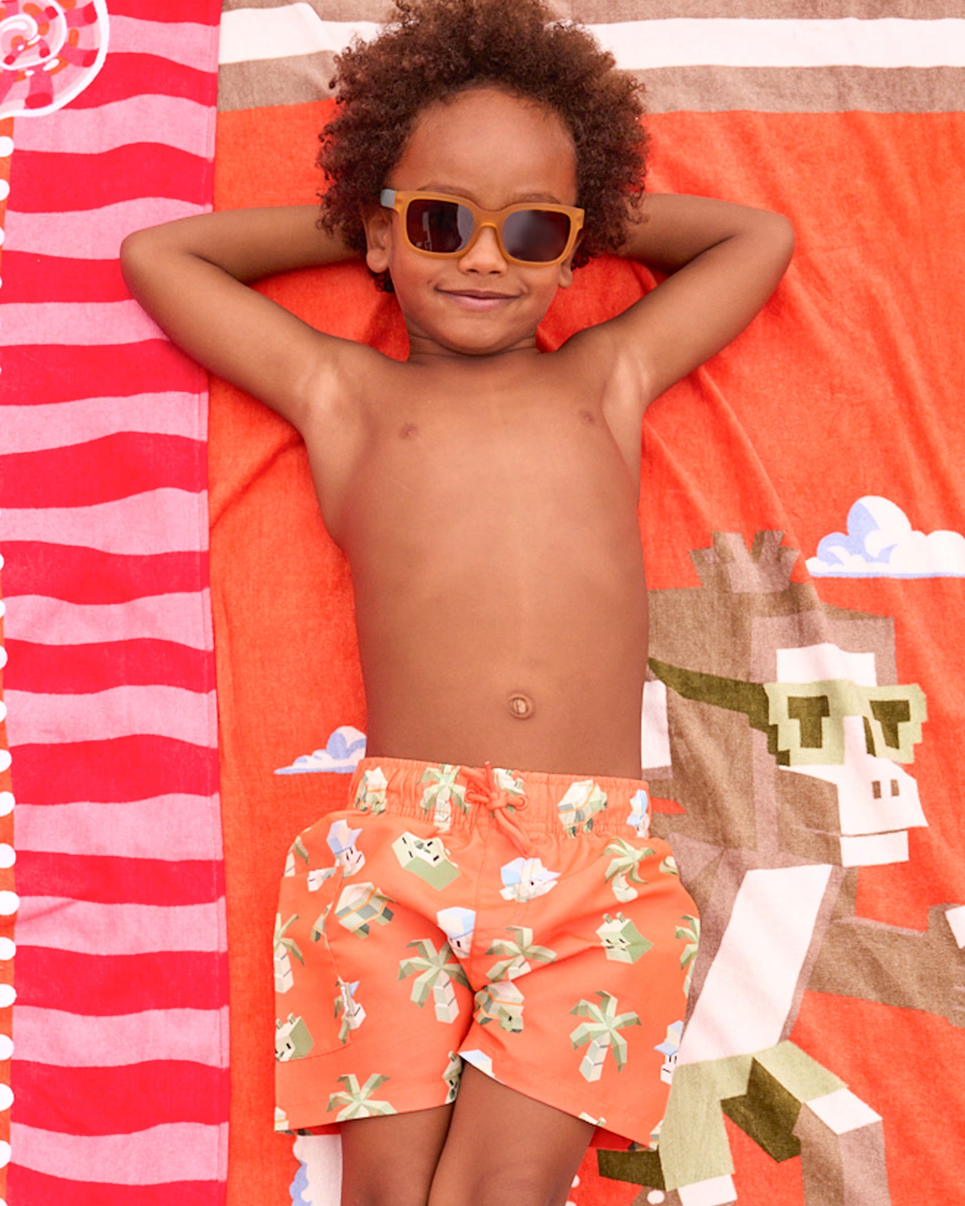 Costume bermuda bambino arancio con stampa animali pixel, abbigliamento mare estivo