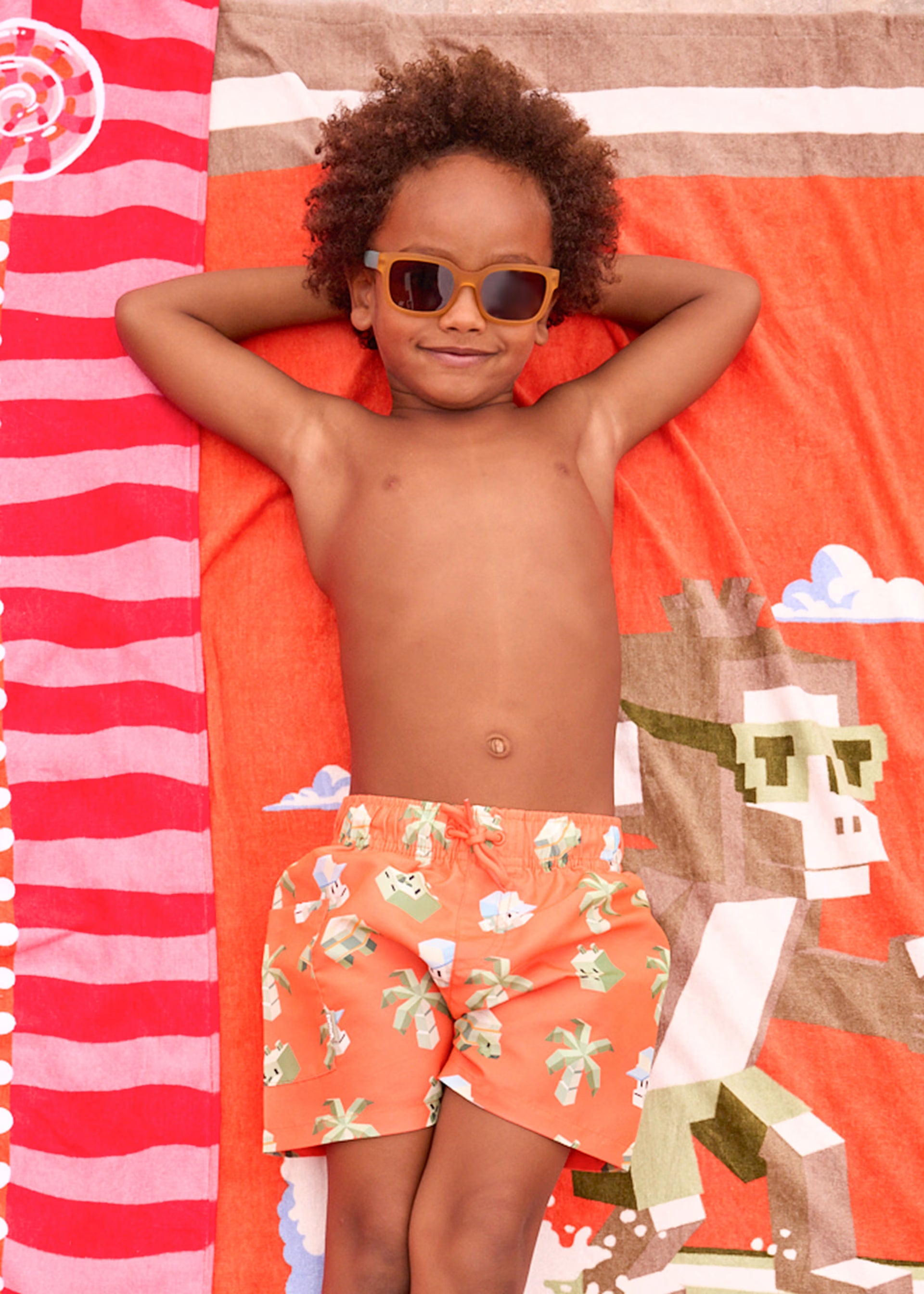 Costume bermuda bambino arancio con stampa animali pixel, abbigliamento mare estivo