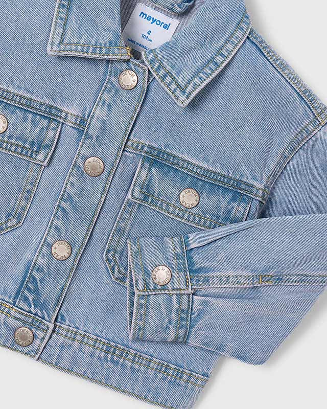Dettaglio della giacca jeans bambina Mayoral, giubbotto denim primavera-estate