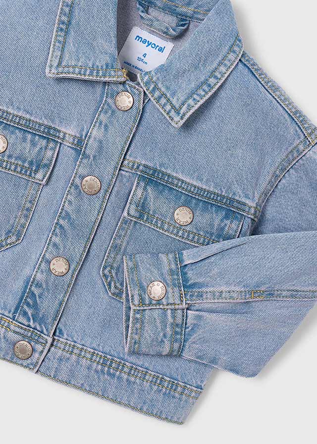 Dettaglio della giacca jeans bambina Mayoral, giubbotto denim primavera-estate