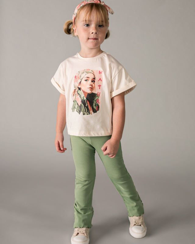 Bambina con leggings verde muschio cotone