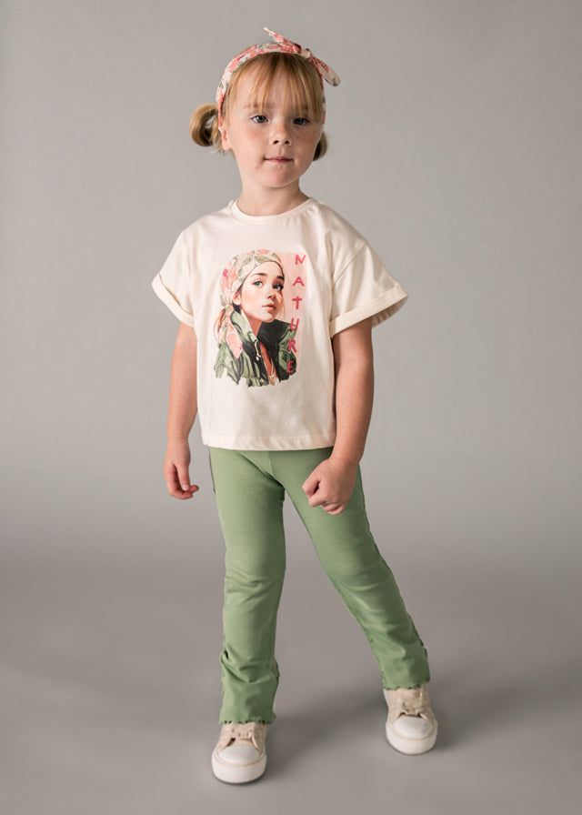 Bambina con leggings verde muschio cotone