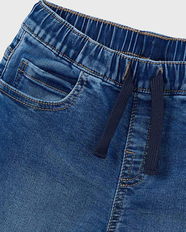 Dettaglio della cintura con coulisse dei jeans bambino