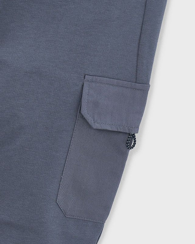 Etichetta Better Cotton su pantaloni cargo bambino blu, tessuto resistente