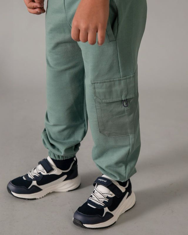 Pantaloni cargo bambino verde Mayoral, comodi e resistenti, ideali per avventure primaverili ed estive