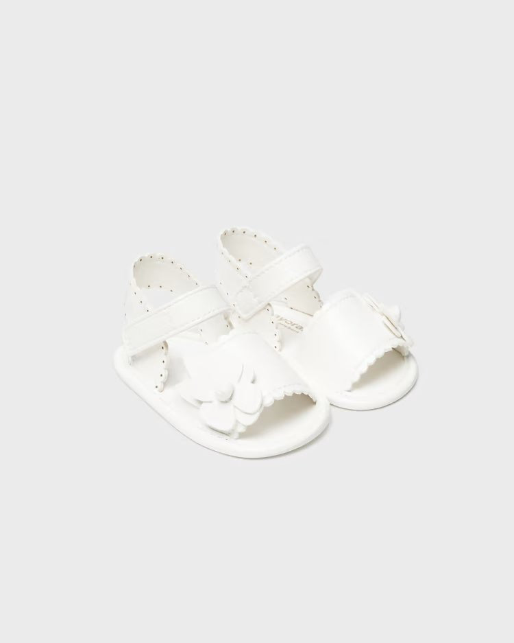 Sandali con chiusura velcro fiore neonata Mayoral Newborn bianco - ErreGiModaBimbo