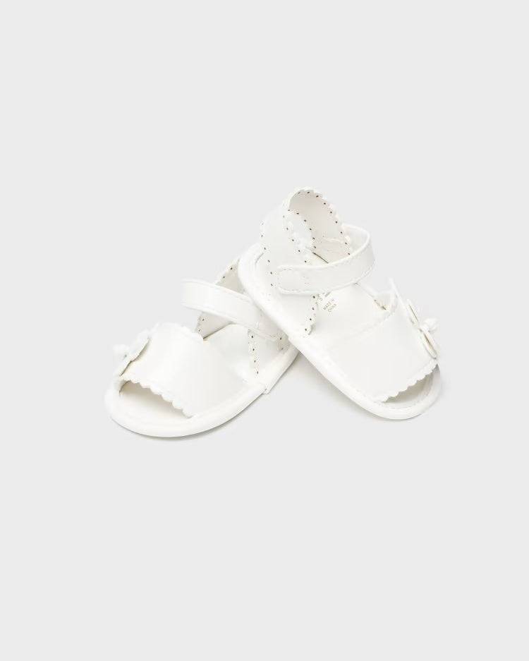 Sandali con chiusura velcro fiore neonata Mayoral Newborn bianco - ErreGiModaBimbo