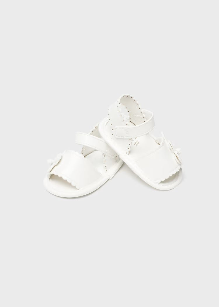 Sandali con chiusura velcro fiore neonata Mayoral Newborn bianco - ErreGiModaBimbo