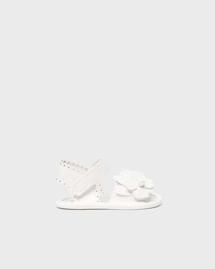 Sandali con chiusura velcro fiore neonata Mayoral Newborn bianco - ErreGiModaBimbo