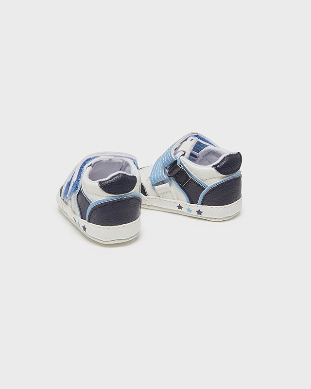 Scarpette spotive neonato Mayoral Newborn bianche azzurre - ErreGiModaBimbo