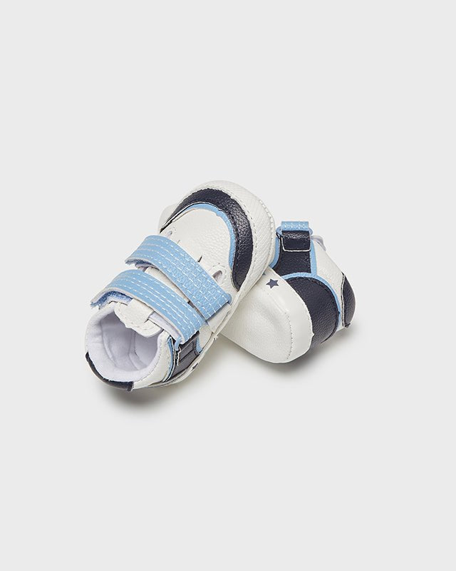 Scarpette spotive neonato Mayoral Newborn bianche azzurre - ErreGiModaBimbo