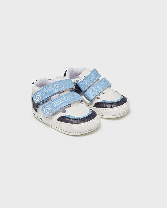 Scarpette spotive neonato Mayoral Newborn bianche azzurre - ErreGiModaBimbo