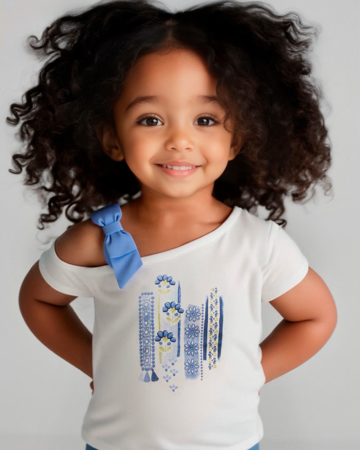 T-Shirt asimmetrica bambina Mayoral bianca grafica indaco Mayoral Bianco