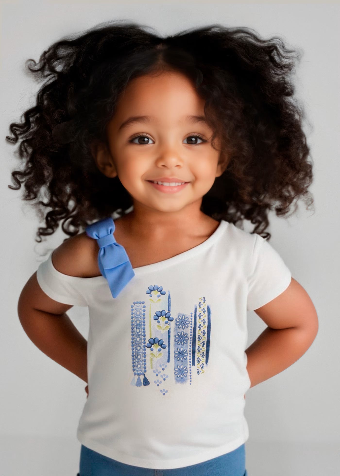 T-Shirt asimmetrica bambina Mayoral bianca grafica indaco Mayoral Bianco