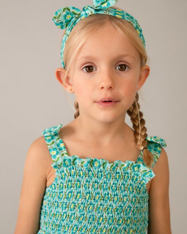 Vestito abbinato bambina Mayoral con stampa floreale, dettaglio viso bambina con accessorio coordinato, abbigliamento bambina primavera-estate