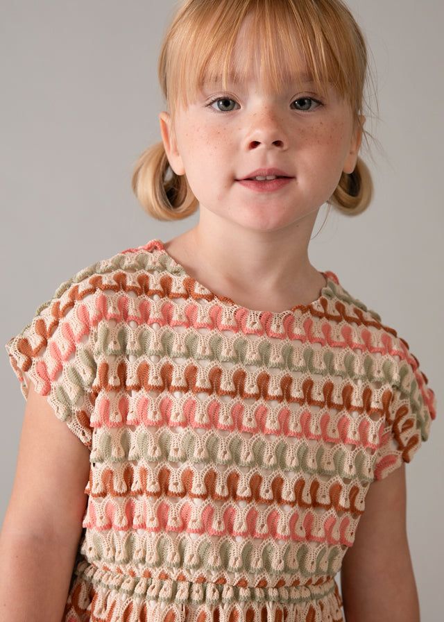 Dettaglio viso bambina vestito uncinetto