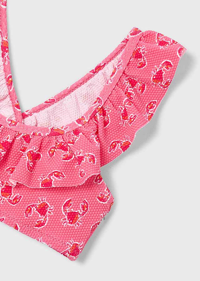 Dettaglio del top bikini bambina Mayoral con volant e stampa granchi