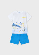 Completo estivo bambino Mayoral con maglietta con grafica squali e pantaloncini blu, abbigliamento bambino