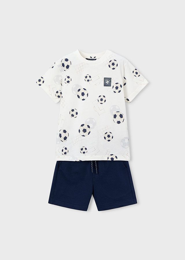 Completo estivo bambino Mayoral con palloni da calcio, maglietta bianca e pantaloncini blu