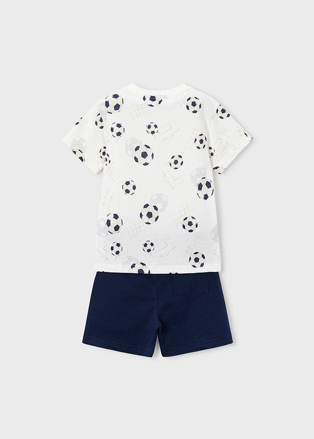 Completo estivo bambino Mayoral con palloni da calcio, maglietta bianca e pantaloncini blu