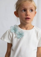 Dettaglio della gonna tulle bambina Mayoral in verde lago con fiocco e decorazioni