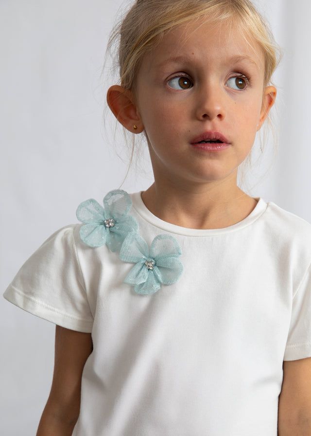 Dettaglio della gonna tulle bambina Mayoral in verde lago con fiocco e decorazioni