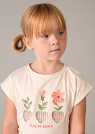 Dettaglio viso bambina con capelli rossi e maglietta floreale