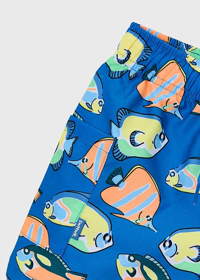Logo Mayoral, scritta blu con icona a forma di nuvola, sfondo bianco, marchio di abbigliamento per bambini