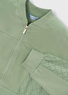 Etichetta Better Cotton sulla felpa bambina verde
