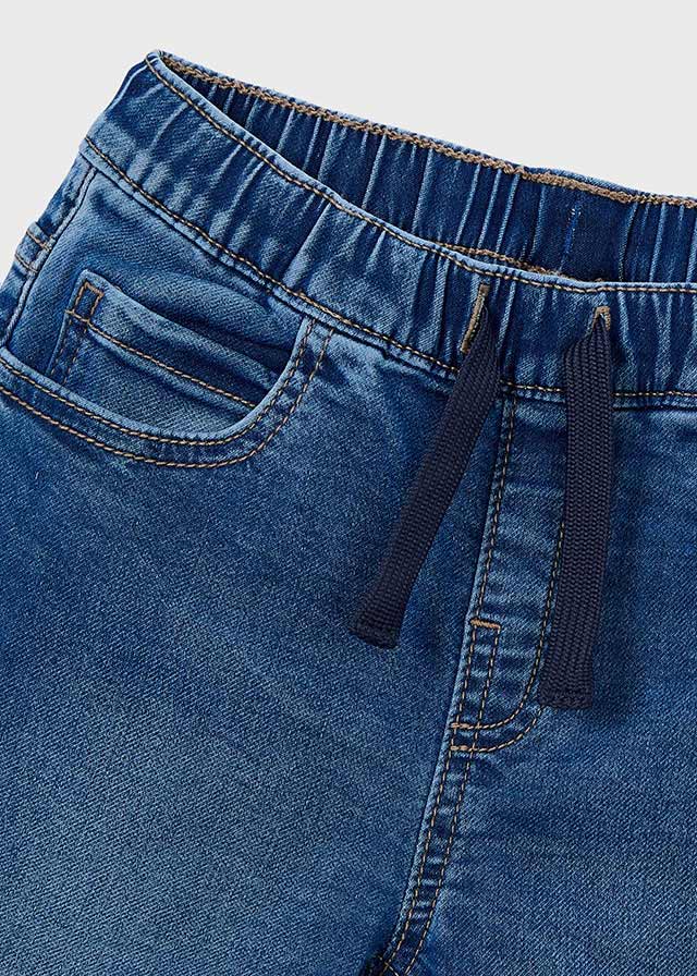 Dettaglio della cintura con coulisse dei jeans bambino