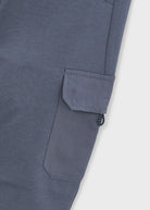 Etichetta Better Cotton su pantaloni cargo bambino blu, tessuto resistente
