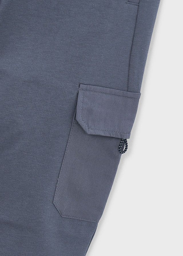 Etichetta Better Cotton su pantaloni cargo bambino blu, tessuto resistente