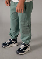 Pantaloni cargo bambino verde Mayoral, comodi e resistenti, ideali per avventure primaverili ed estive