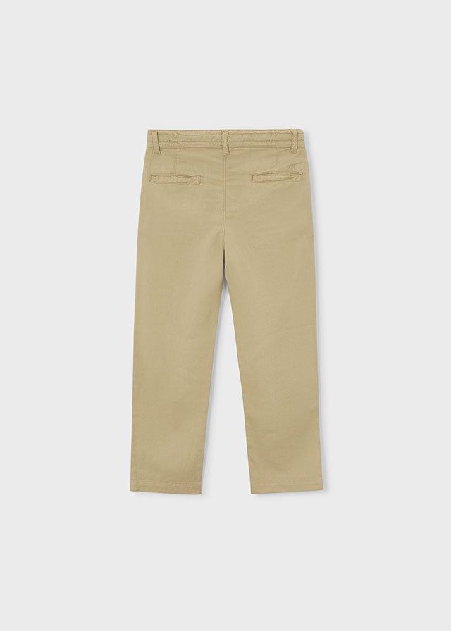 Retro dei pantaloni chino in lino bambino, dettagli delle tasche e cintura con passanti