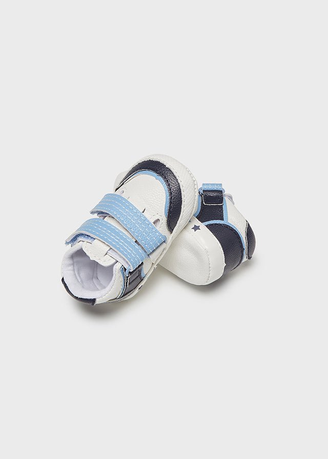 Scarpette spotive neonato Mayoral Newborn bianche azzurre - ErreGiModaBimbo