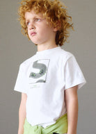 Bambino con T-shirt bianca e pantaloni sportivi in grigio