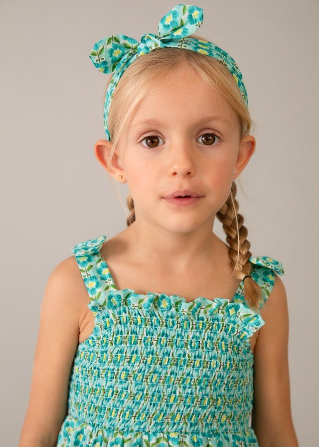 Vestito abbinato bambina Mayoral con stampa floreale, dettaglio viso bambina con accessorio coordinato, abbigliamento bambina primavera-estate
