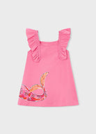 Vestito bambina rosa geranio Mayoral con volant, fronte del vestito con stampa di sirena